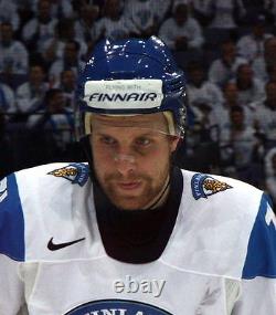 Leo Komarov Signed Toronto Maple Leafs Jersey (Beckett) Playing Career 2013-now